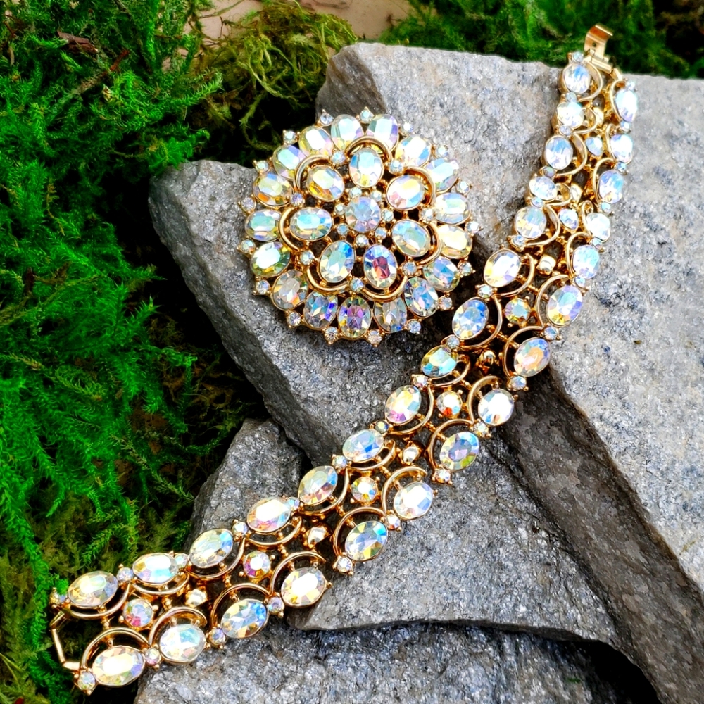 Vintage Crown Trifari Aurora Borealis Faceted Rhinestone Gold Rhodium Bracelet - Picture 9 of 16